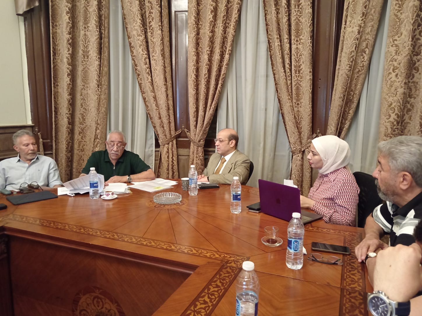 قرطام وخليل وبدرة في ندوة "المحافظين": احتكار السلطة فاقم الأزمة الاقتصاية.. ومطلوب رؤية إنتاجية