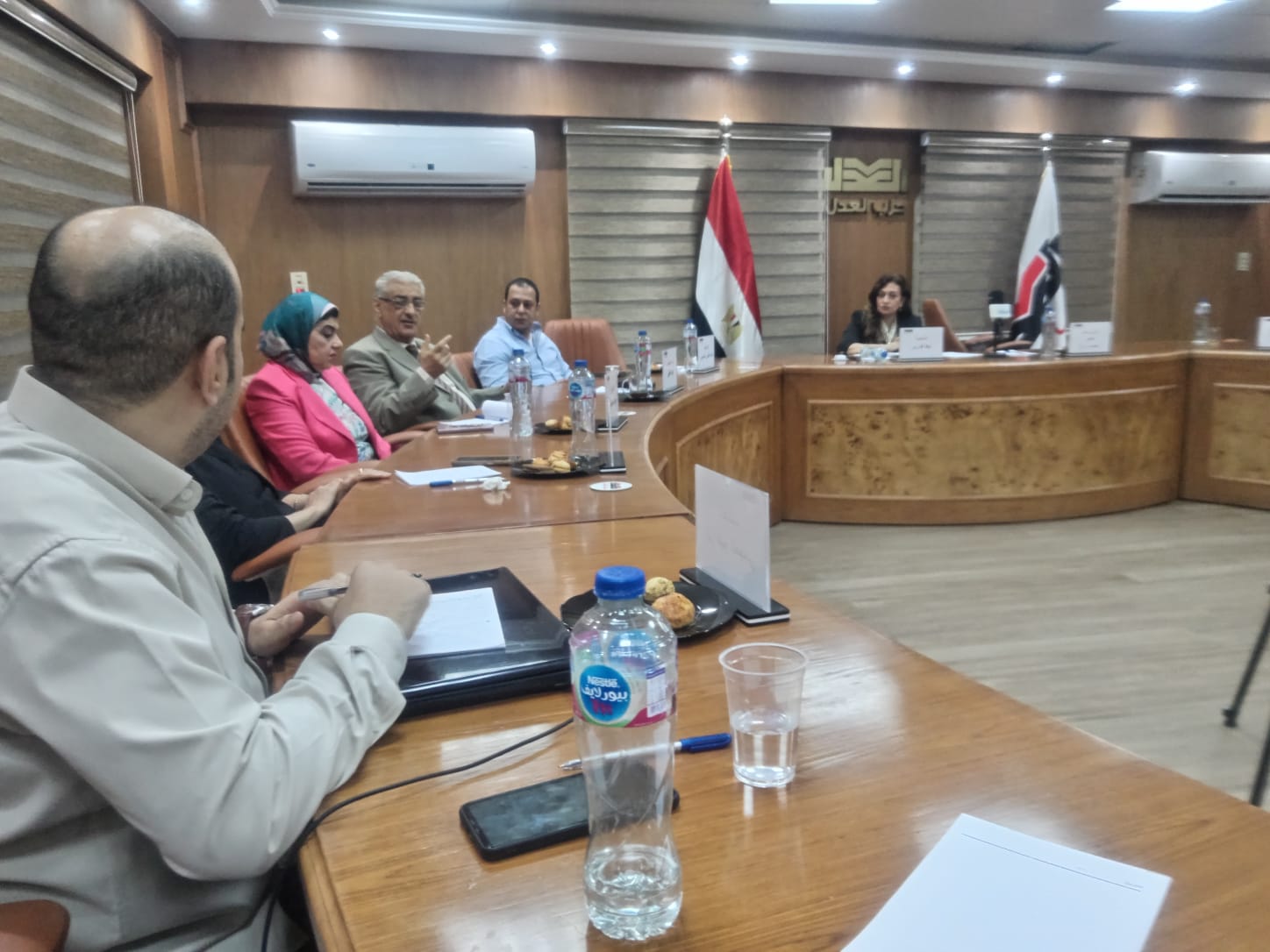 «العدل» يفتح ملف «الهوس الرقمي».. خبراء وساسة: السوشيال ميديا أصبحت «المُربي الأول» والترند تحول لـ«مصدر رزق» بسبب العوز