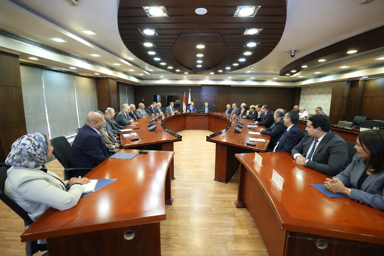 وزير النقل يستعرض مؤشرات الأداء التشغيلي للنصف الأول من عام 2026،، استقبال 221 سفينة وتداول أكثر من 500 ألف حاوية مكافئة.. بنسبة نمو بلغت 22% مقارنة بالفترة المثيلة من العام السابق