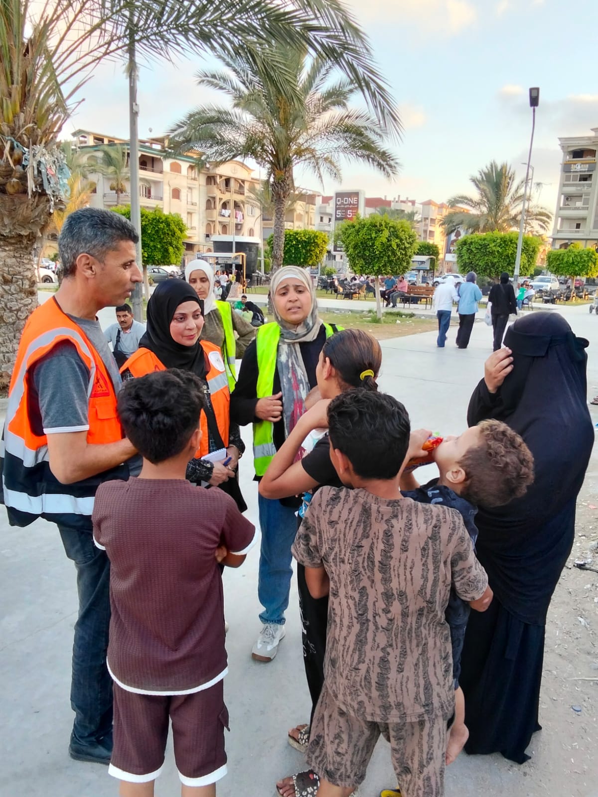 فرق التدخل السريع تنجح في إنقاذ أطفال وأسر وكبار بلا مأوى وتوفر الحماية الإنسانية في 6 محافظات