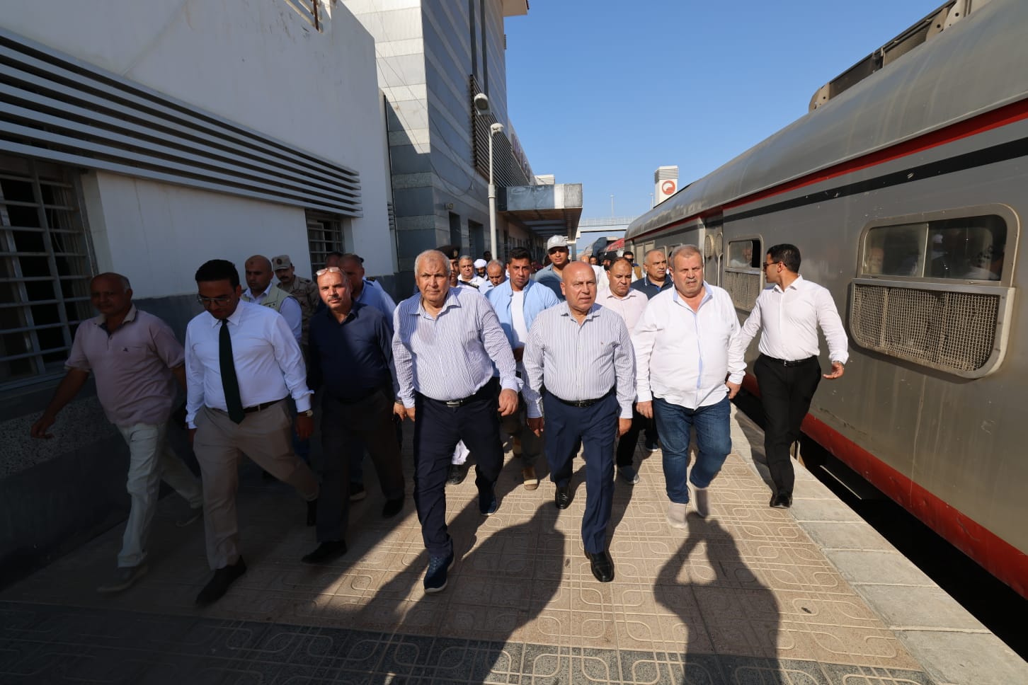 وزير النقل يتفقد محطة السكة الحديد ومحطة اتوبيسات غرب ووسط الدلتا للنقل والسياحة  بمطروح لمتابعة مستوى الخدمات المقدمة للمواطنين وانتظام حركة القطارات والاتوبيسات