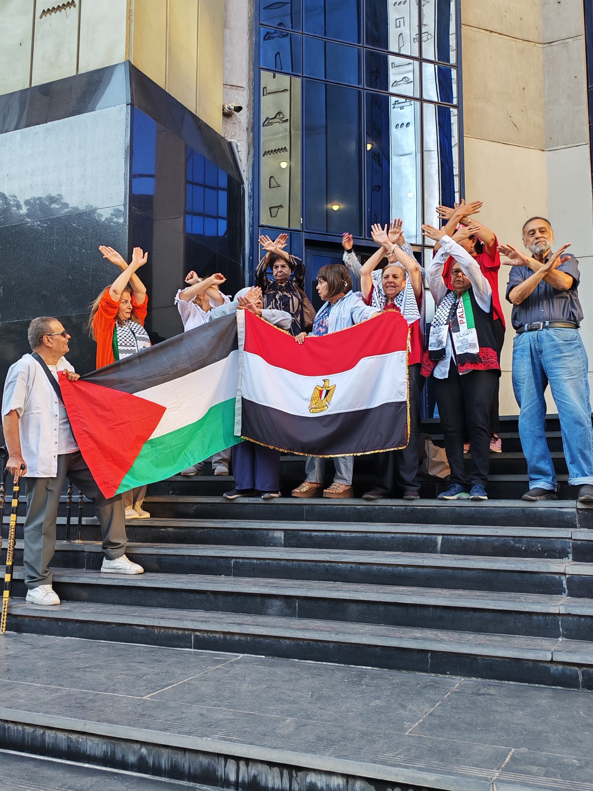 ​"لا للعنصرية.. لا لانحياز الفيفا".. وقفة احتجاجية أمام نقابة الصحفيين دعمًا للمنتخب المصري والقضية الفلسطينية