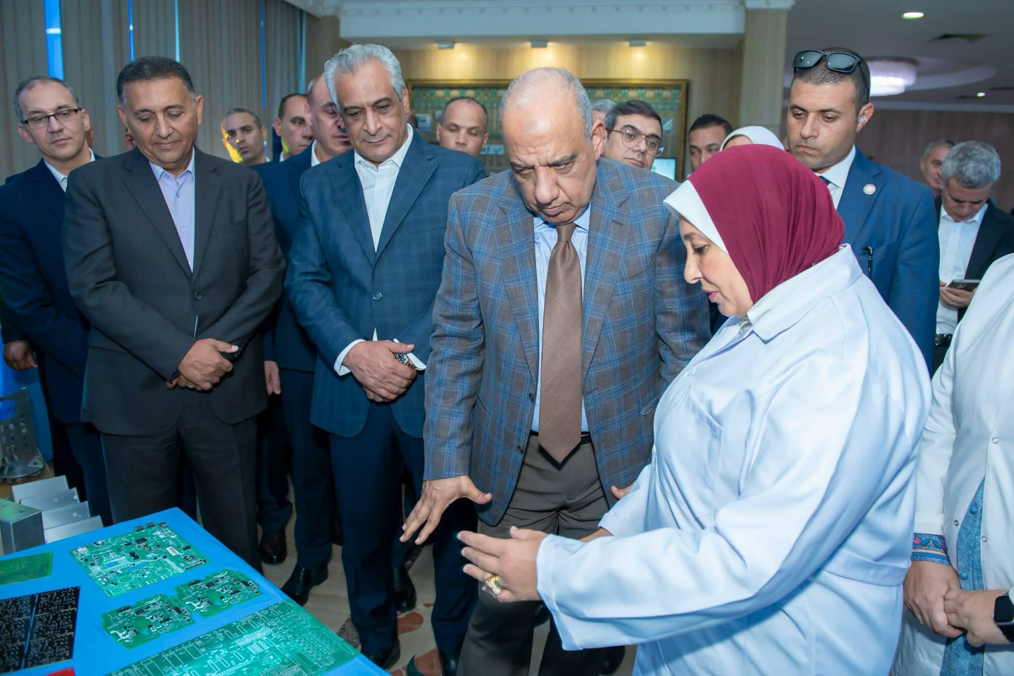وزير الدولة للإنتاج الحربي يستقبل وزير الكهرباء والطاقة المتجددة ومحافظ القليوبية في "بنها للصناعات الإلكترونية" لتفقد خطوط الإنتاج